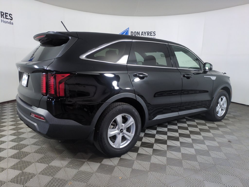 Used 2023 Kia Sorento LX FWD image 7