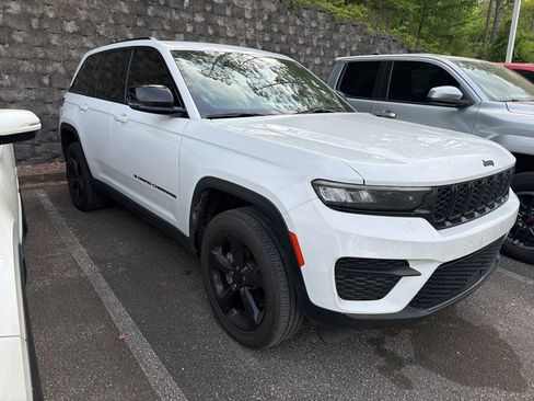 Used 2024 Jeep Grand Cherokee Altitude image 4