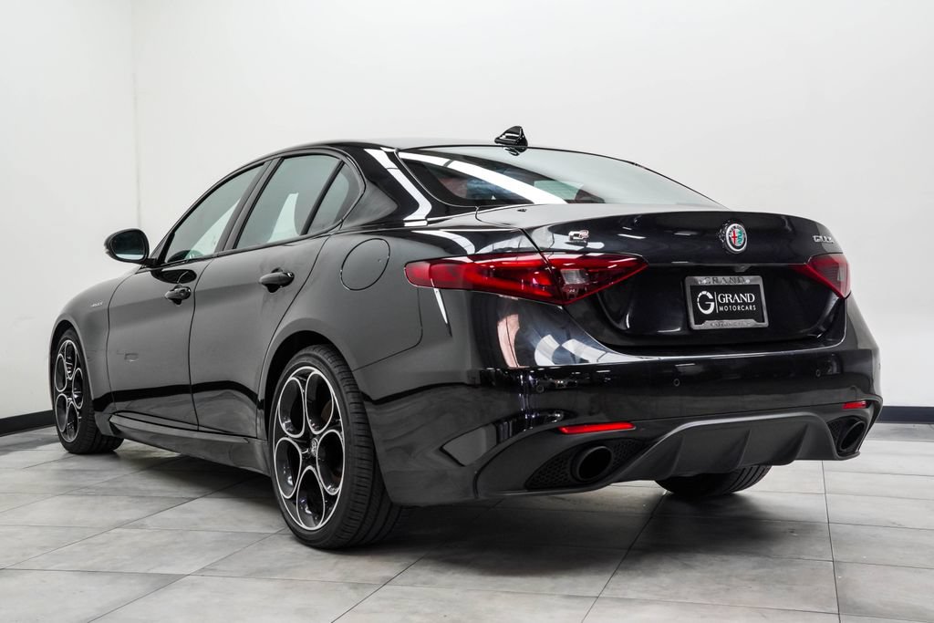 Used 2023 Alfa Romeo Giulia Veloce RWD image 12