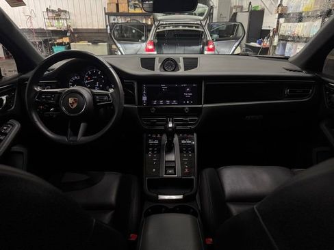 Used 2024 Porsche Macan Base image 25