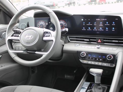 Used 2024 Hyundai Elantra SEL w/ Convenience Package image 8