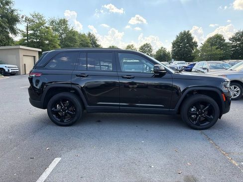Used 2023 Jeep Grand Cherokee Limited w/ Black Appearance Package AWD/4WD image 5