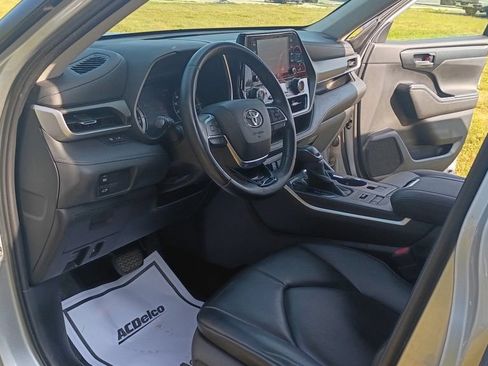 Used 2020 Toyota Highlander XLE AWD/4WD image 11