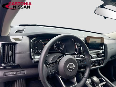 Used 2023 Nissan Pathfinder SV w/ SV Premium Package AWD/4WD image 11