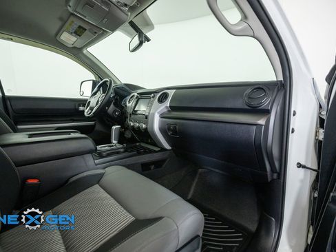 Used 2017 Toyota Tundra SR5 w/ SR5 Upgrade Package AWD/4WD image 42