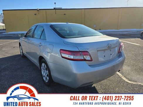 Used 2011 Toyota Camry LE image 3