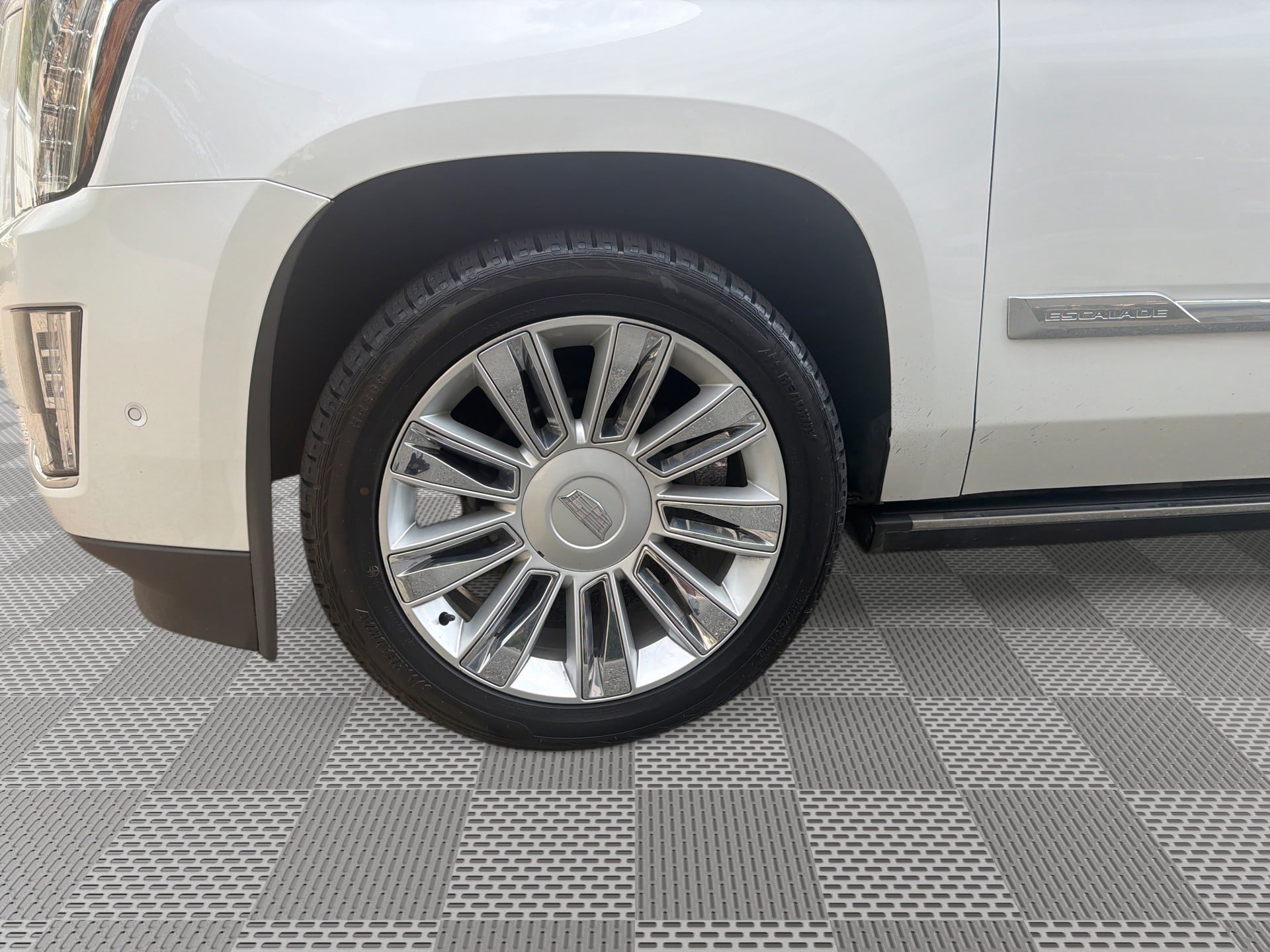 Used 2018 Cadillac Escalade ESV Platinum RWD image 19
