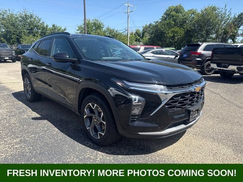 Used 2025 Chevrolet Trax LT FWD image 1