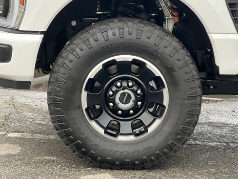 Used 2026 Ford F250 Platinum w/ Tremor Off-Road Package image 25