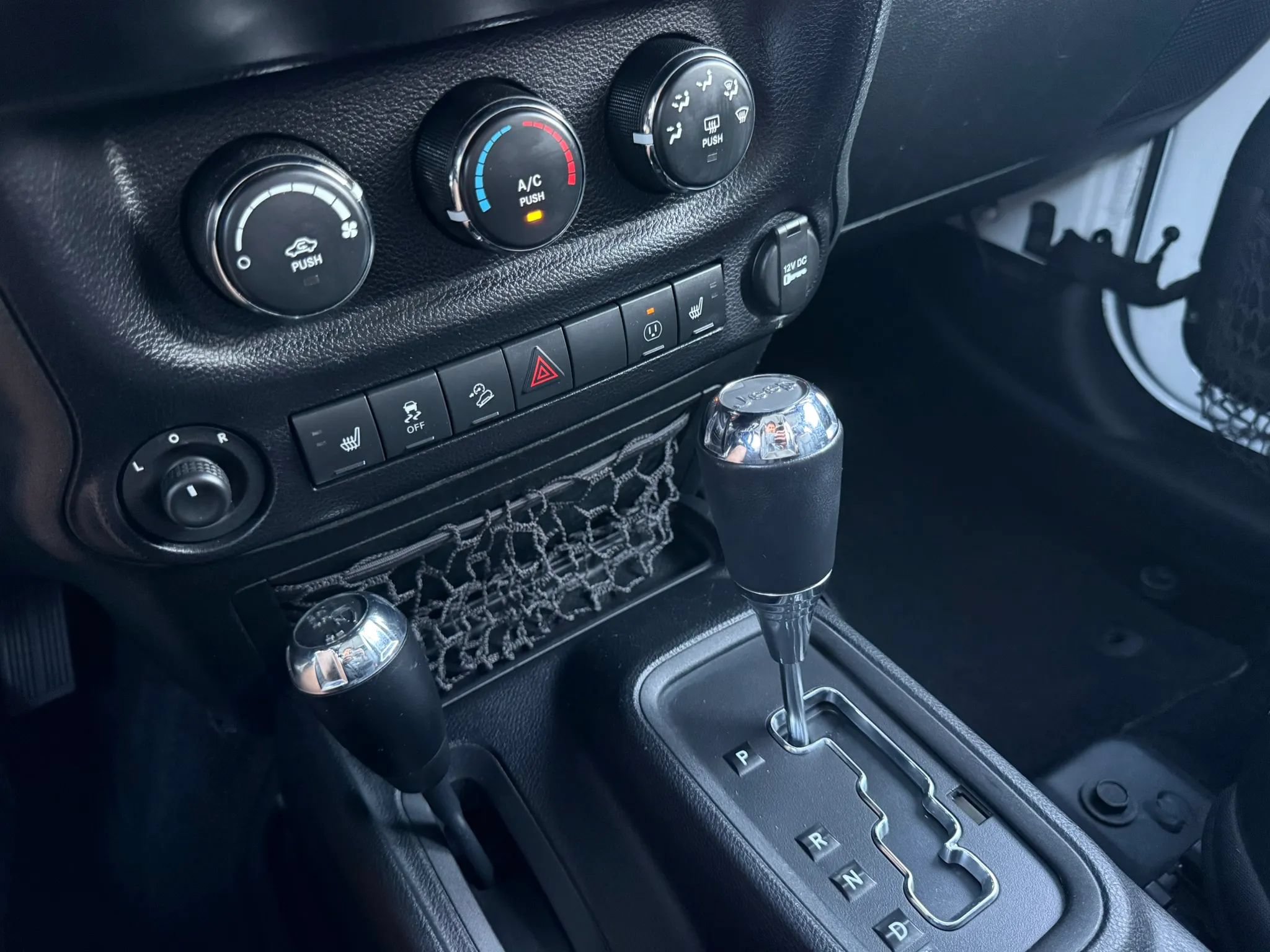 Used 2015 Jeep Wrangler Unlimited Sahara w/ Connectivity Group AWD/4WD image 21