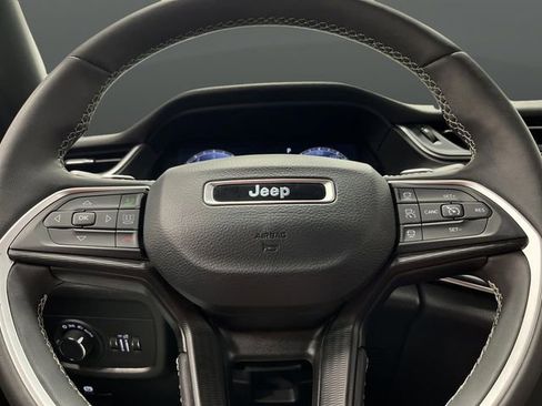 Used 2023 Jeep Grand Cherokee Altitude image 17