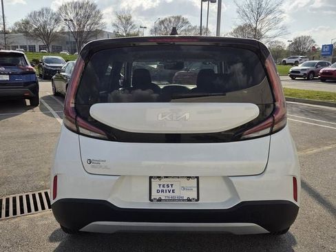 Used 2025 Kia Soul LX image 4
