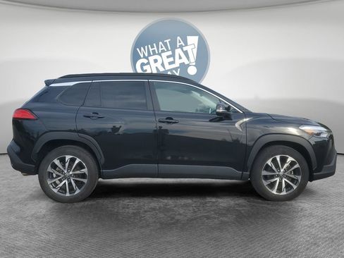 Used 2025 Toyota Corolla Cross XLE AWD/4WD image 2