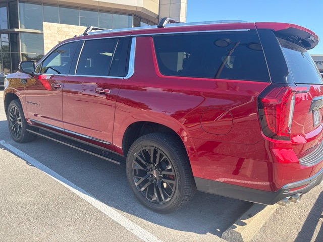 Used 2023 GMC Yukon XL Denali Ultimate AWD/4WD image 3