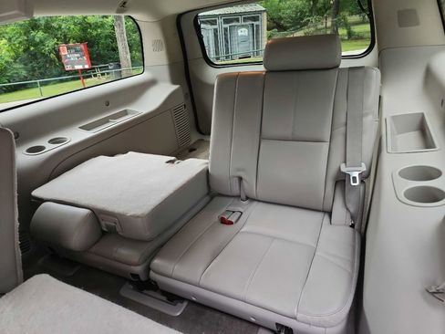 Used 2014 Chevrolet Suburban LT w/ Luxury Package RWD image 33