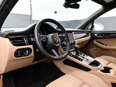 Certified 2025 Porsche Macan AWD/4WD image 4