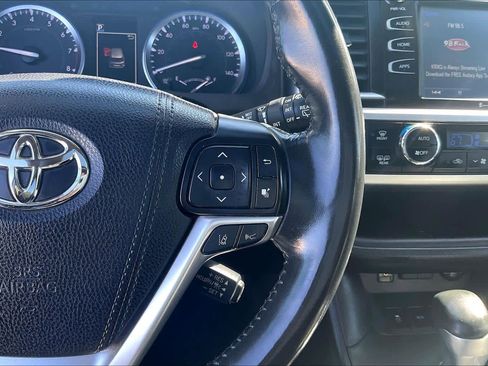 Used 2017 Toyota Highlander SE image 21
