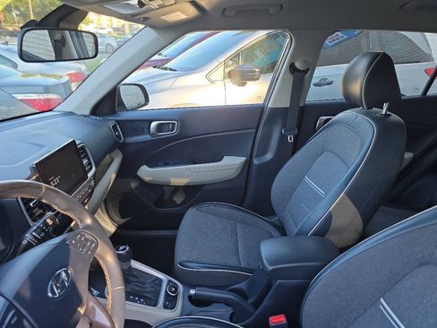 Used 2022 Hyundai Venue Limited FWD image 4