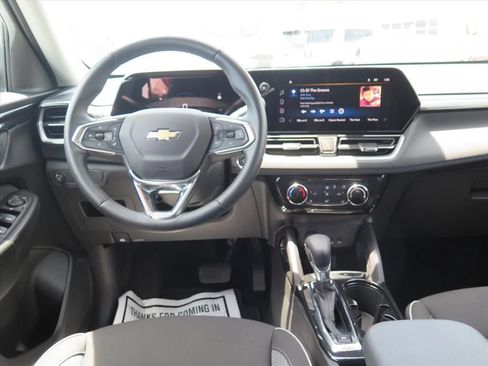 Used 2025 Chevrolet TrailBlazer LT w/ LT Cold Weather Package FWD image 15