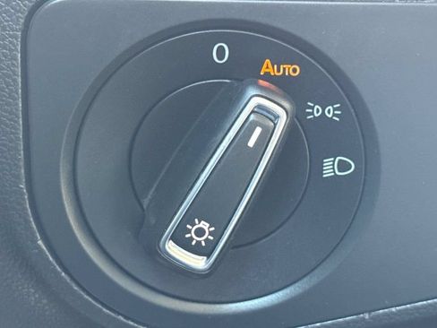 Used 2018 Volkswagen Tiguan SE AWD/4WD image 24