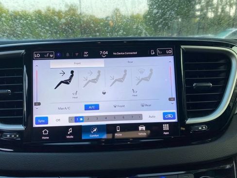 Used 2025 Chrysler Pacifica Select FWD image 12