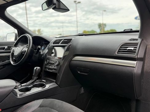 Used 2019 Ford Explorer XLT w/ Equipment Group 202A AWD/4WD image 17