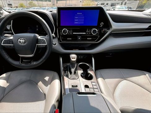 Used 2024 Toyota Highlander Limited image 15