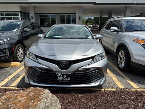 Used 2019 Toyota Camry XLE FWD image 3