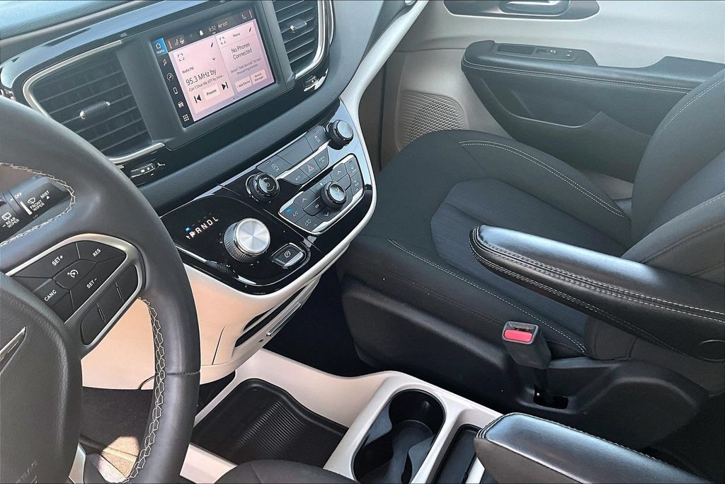 Used 2022 Chrysler Voyager LX FWD image 13