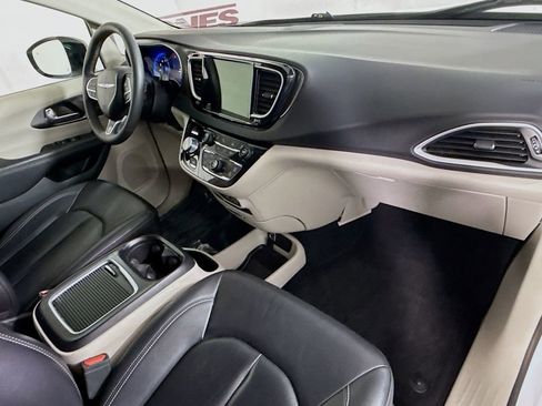 Used 2024 Chrysler Pacifica Touring-L FWD image 33