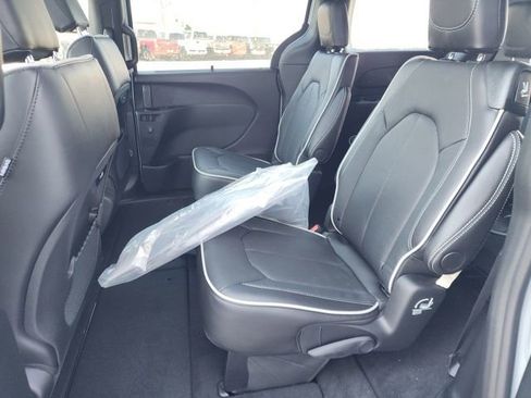 New 2026 Chrysler Pacifica Limited image 21