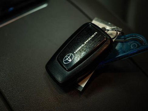 Used 2021 Toyota Highlander XLE image 24