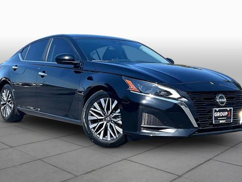 Used 2024 Nissan Altima 2.5 SV w/ SV Premium Package FWD image 3