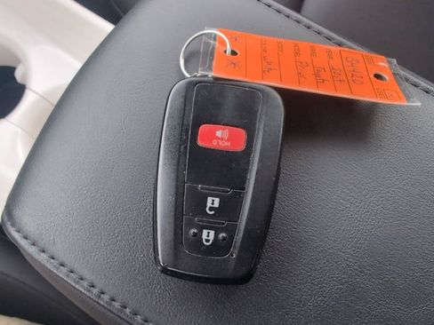 Used 2017 Toyota Prius Four w/ Premium Convenience Package FWD image 31