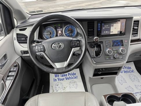 Used 2017 Toyota Sienna XLE image 27
