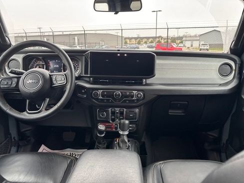 Used 2024 Jeep Gladiator Sport image 9