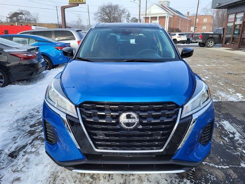 Used 2023 Nissan Kicks SV image 2