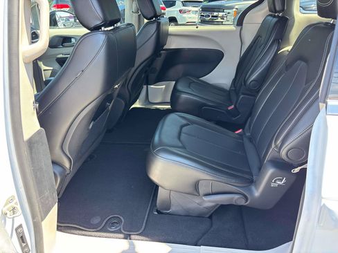 Certified 2024 Chrysler Pacifica Touring-L FWD image 11