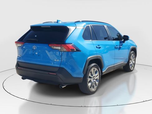Used 2021 Toyota RAV4 XLE Premium image 3