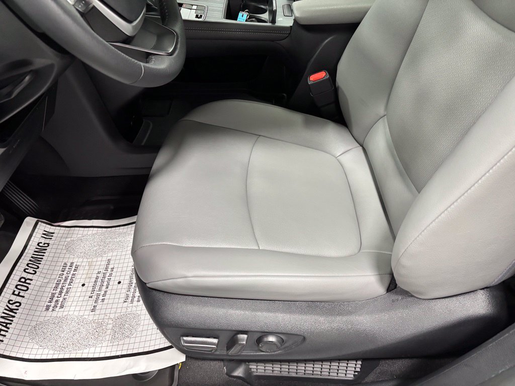Used 2026 Toyota Sienna XLE FWD image 13