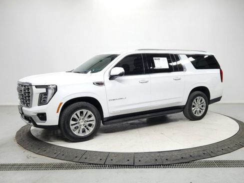 Used 2025 GMC Yukon XL Denali AWD/4WD image 3