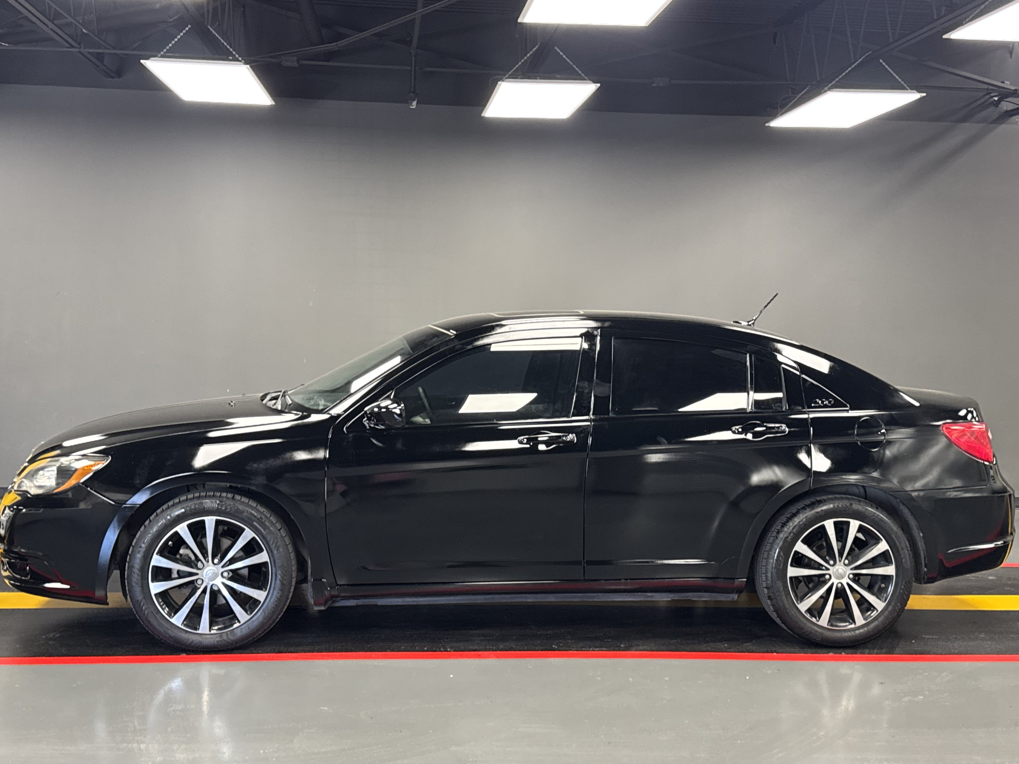 Used 2011 Chrysler 200 S FWD image 3