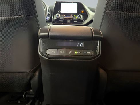 Used 2024 Toyota Highlander LE FWD image 27