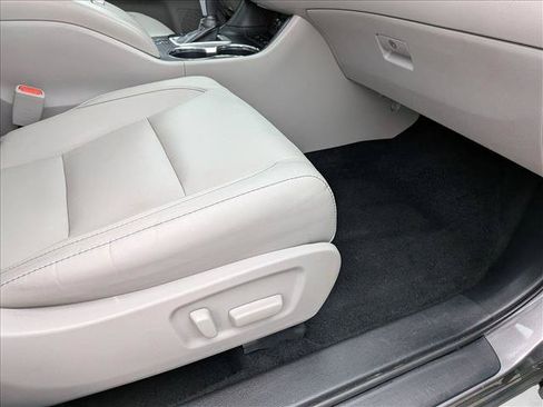 Used 2018 Toyota Highlander XLE AWD/4WD image 16