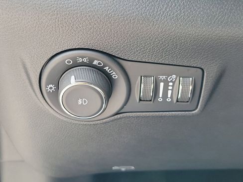 Used 2025 Jeep Compass Latitude w/ Sun & Sound Group AWD/4WD image 31