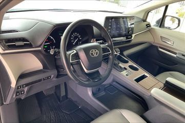 Used 2023 Toyota Sienna XLE FWD image 25