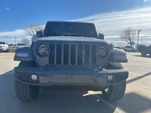 Used 2022 Jeep Gladiator Overland image 2