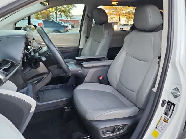 Used 2022 Toyota Sienna XLE FWD image 14