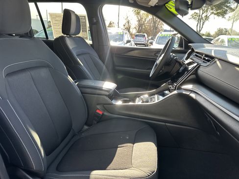 Used 2024 Jeep Grand Cherokee Laredo w/ Trailer Tow Package image 12