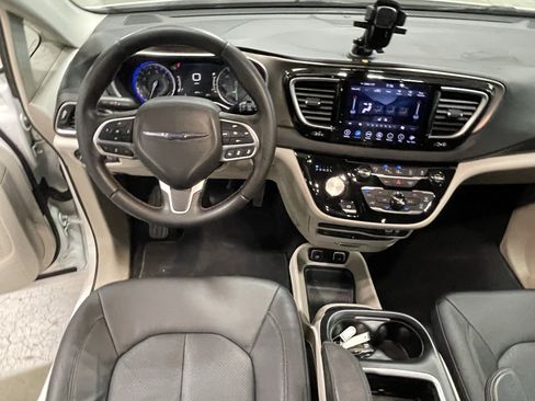 Used 2018 Chrysler Pacifica Touring-L Plus w/ Advanced Safetytec Group FWD image 12